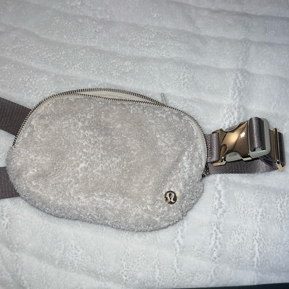 Lululemon Everywhere Belt Bag Sherpa